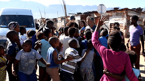 Luc Besson avec les enfants de Wellington - Save Kids Lives - Un film de Luc Besson - #SAVEKIDSLIVES - fondation FIA